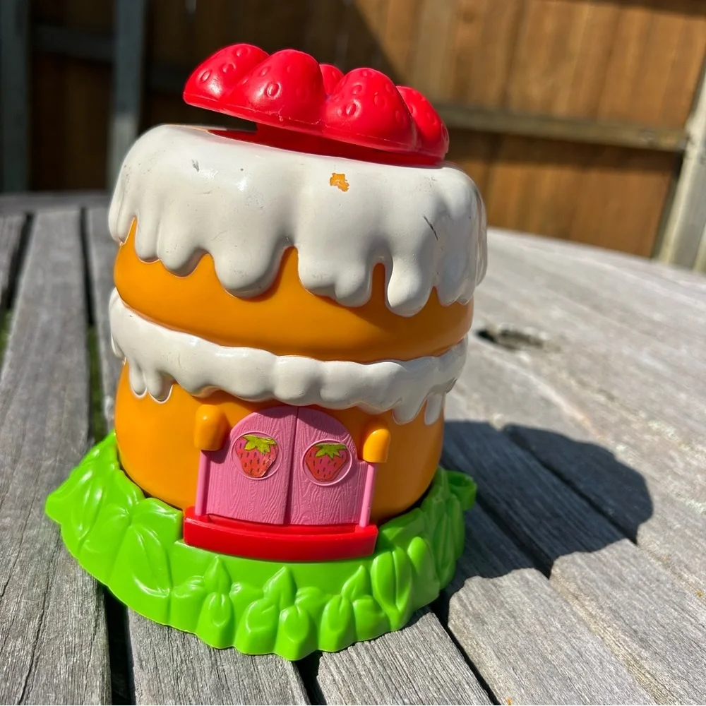 Vintage 80’s Strawberry Shortcake Toy House‎ with accessories 1981